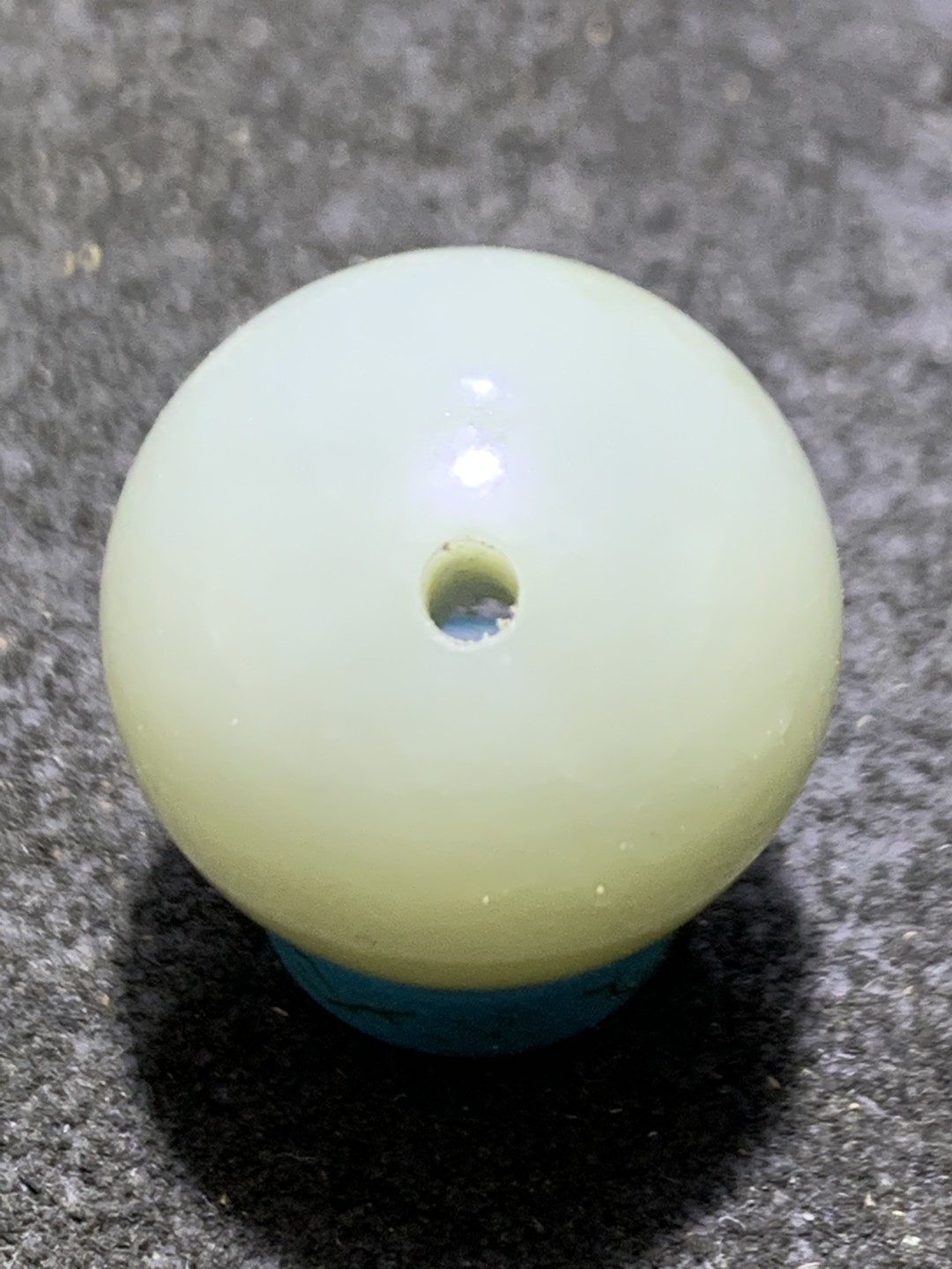 天然青海料和田玉圆珠一颗，