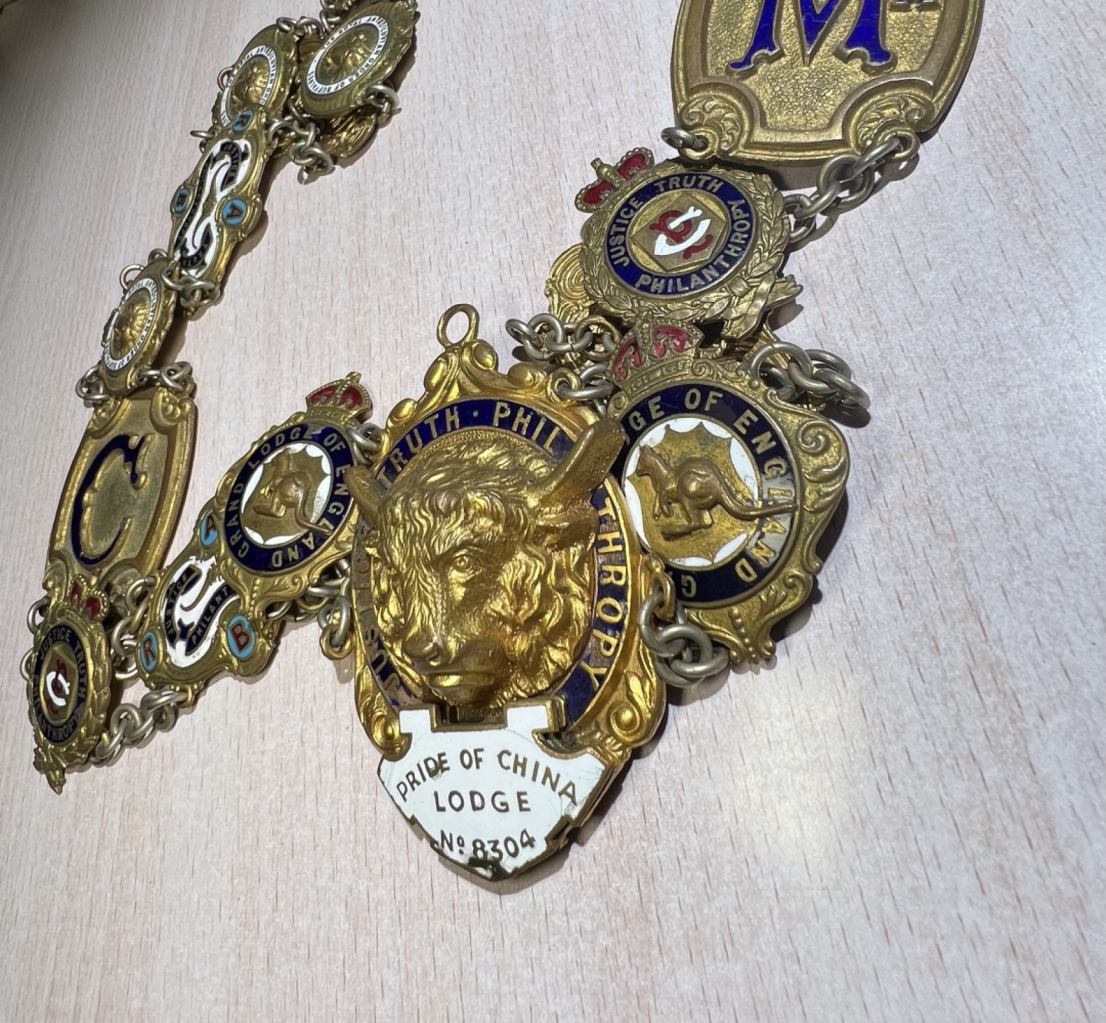 大猫徽章拍卖第201期 共济会大师链，铜鎏金珐琅。联合会议时颁发，Pride of China lodge No.8304是中国分会的代号，铭文说明腰带的前主人是中国的代表