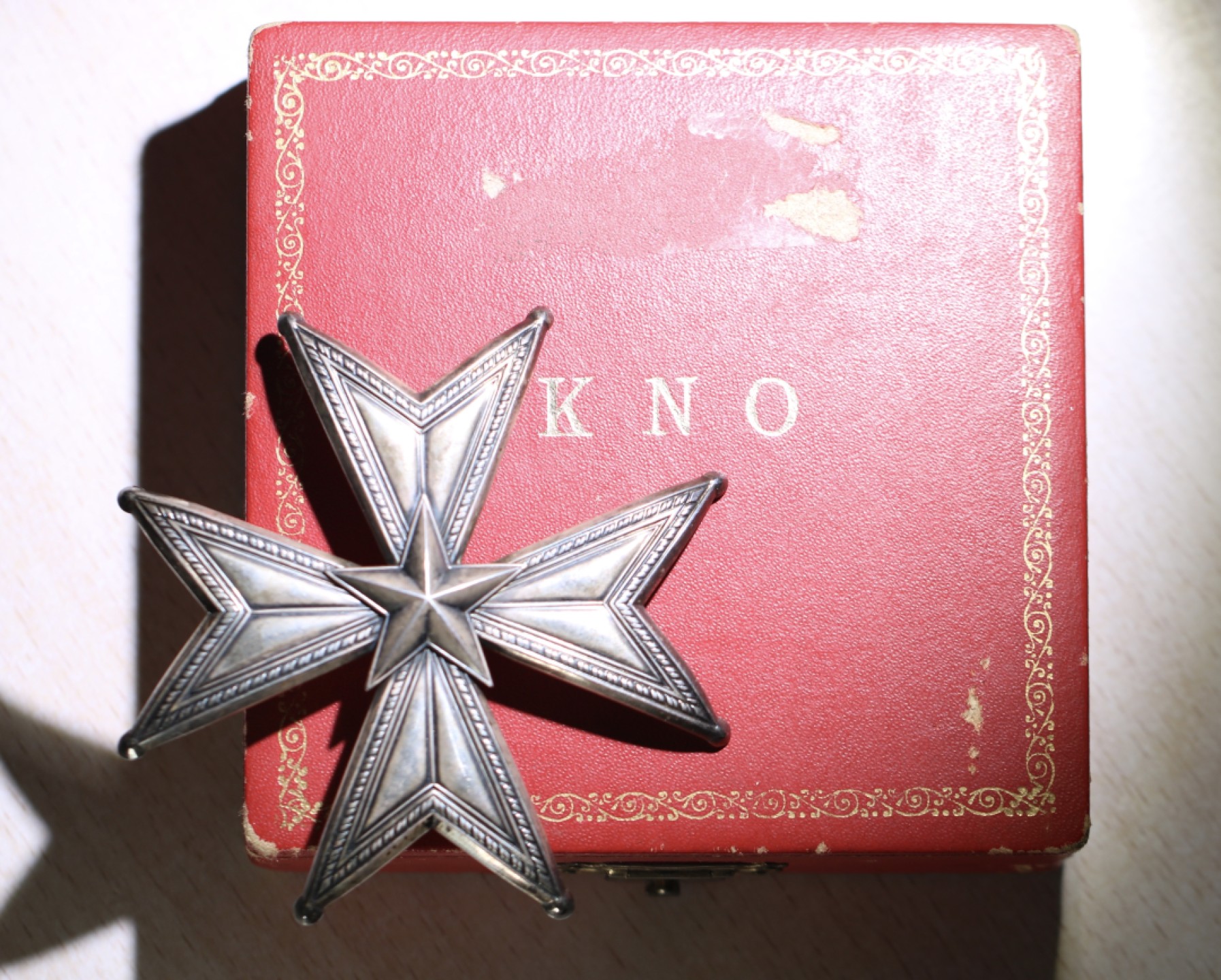 大猫徽章拍卖第201期 瑞典大军官级北极星勋章。银质原盒  瑞典国王弗雷德里克一世于1748年设立