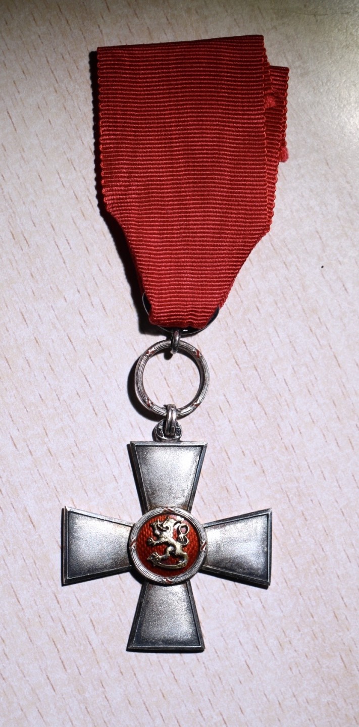 大猫徽章拍卖第201期 芬兰功勋十字级雄狮勋章 银珐琅带银标 二战时期