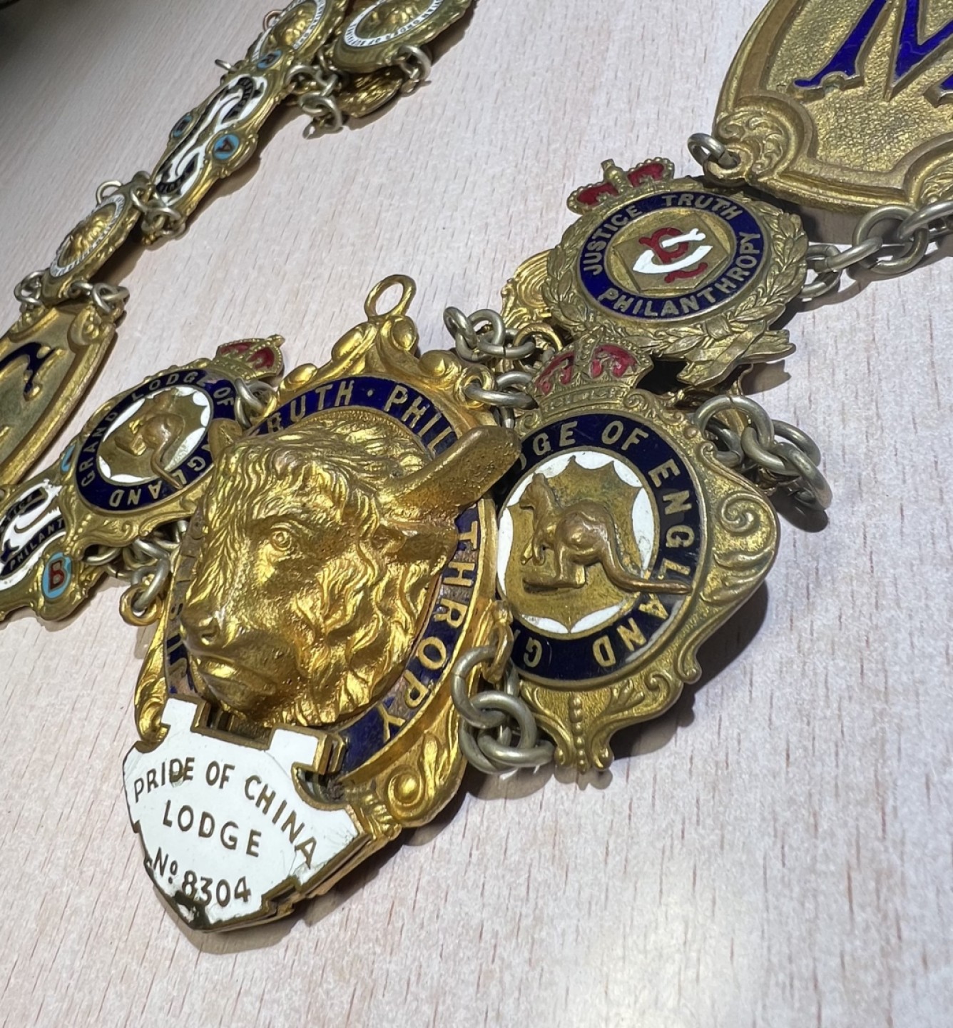 大猫徽章拍卖第201期 共济会大师链，铜鎏金珐琅。联合会议时颁发，Pride of China lodge No.8304是中国分会的代号，铭文说明腰带的前主人是中国的代表