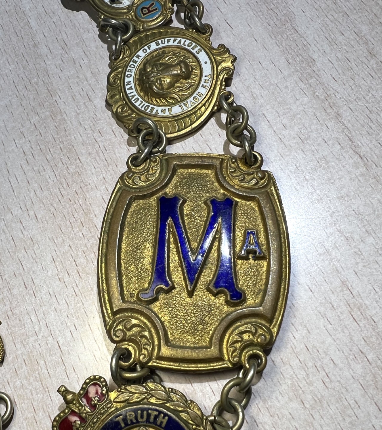 大猫徽章拍卖第201期 共济会大师链，铜鎏金珐琅。联合会议时颁发，Pride of China lodge No.8304是中国分会的代号，铭文说明腰带的前主人是中国的代表