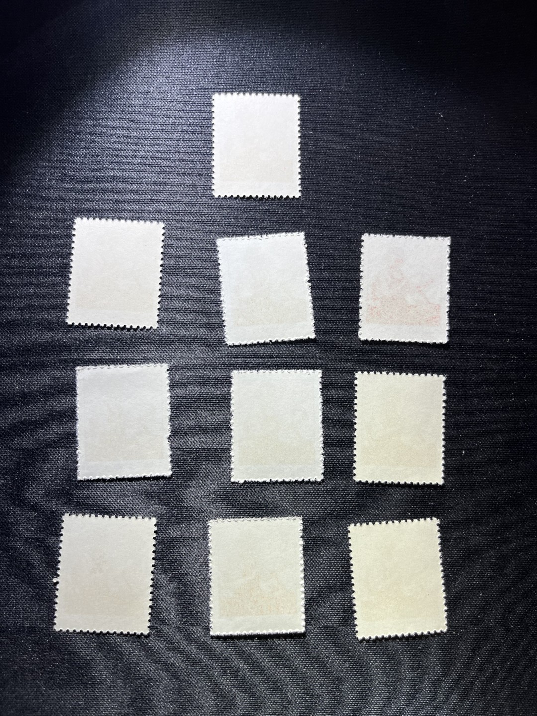 洪涛臻品  精选邮票限时拍卖第十七期 普无号  5分女拖拉机手 10枚一组，版撕嘎嘎绝，文革期间发行的唯一一套普票，特点非常鲜明，光芒四射非常漂亮，集邮册中不可缺少的一组，文革票人气足，潜力大，目前处于价值洼地，版撕全品可直接评级，版撕小票价格便宜，多多益善，注意捡漏