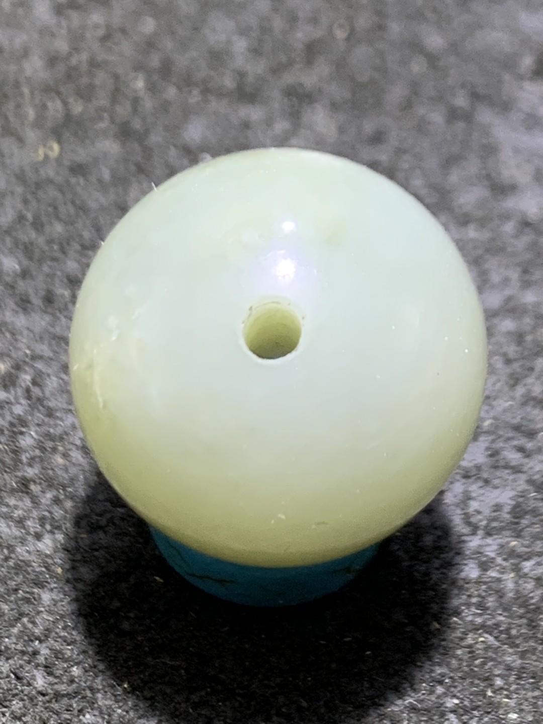 天然青海料和田玉圆珠一颗，