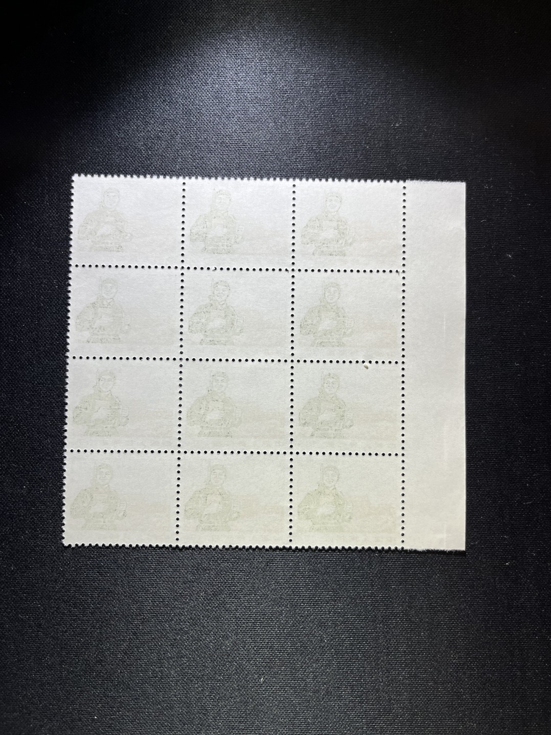 洪涛臻品  精选邮票限时拍卖第十七期 普无号  10分解放军新  左厂名3*4共12方连一组，大票面更漂亮，版撕嘎嘎绝，文革期间发行的唯一一套普票，特点非常鲜明，光芒四射，集邮册中不可缺少的一组，文革票人气足，潜力大，目前处于价值洼地，版撕精品小票多多益善，全品可评级，所有拍品包过灯，注意捡漏
