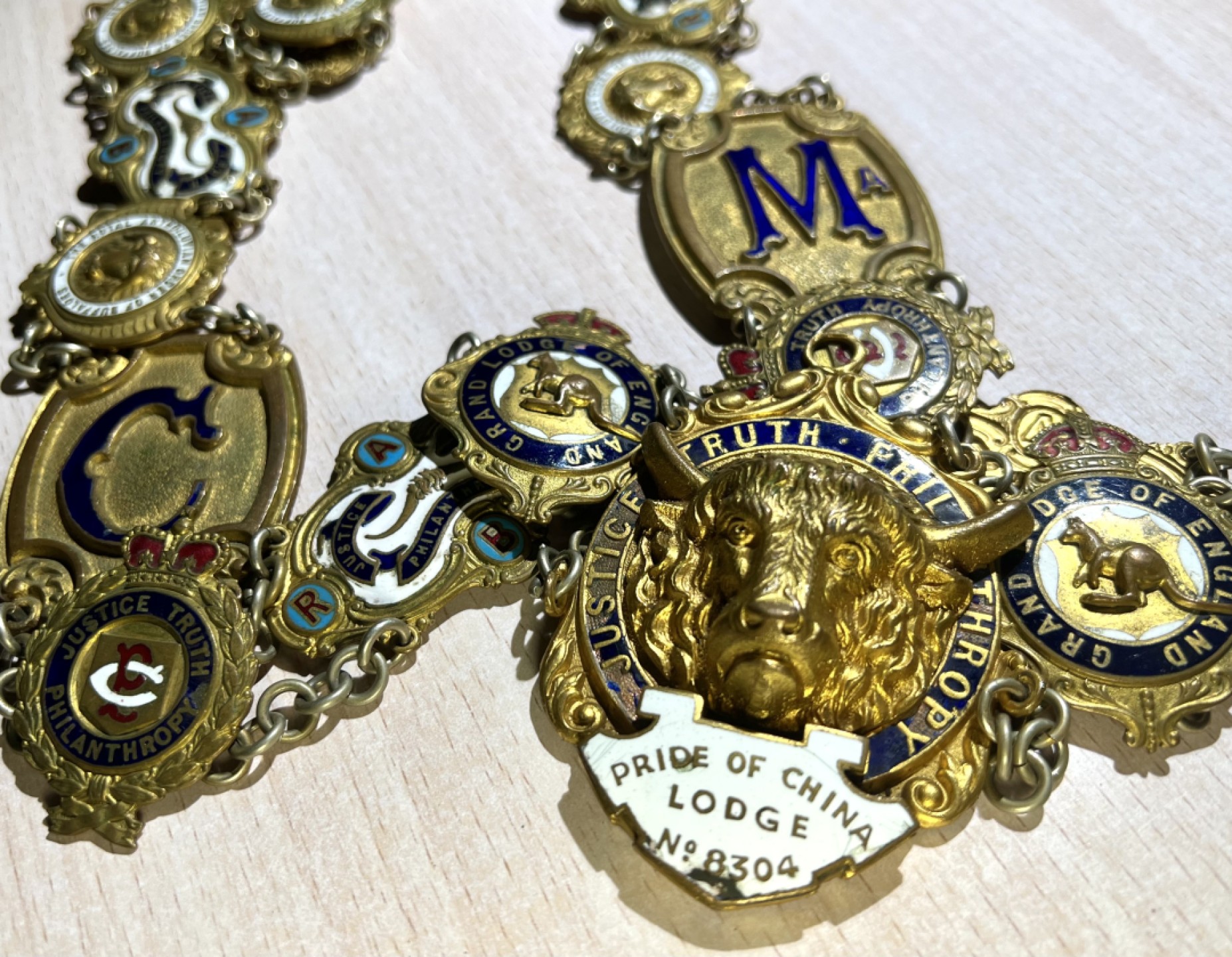 大猫徽章拍卖第201期 共济会大师链，铜鎏金珐琅。联合会议时颁发，Pride of China lodge No.8304是中国分会的代号，铭文说明腰带的前主人是中国的代表