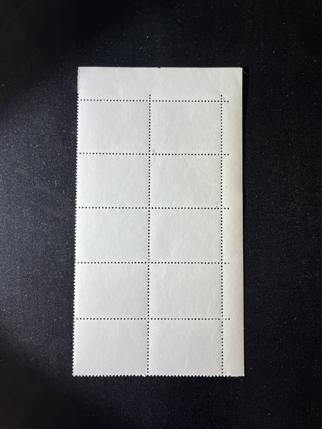 洪涛臻品  精选邮票限时拍卖第十七期 编号N11  22分巴黎公社新，左上角直角边数字，色标，厂名10方一组，收藏级品相，三俗稀缺，拍照光线不好，无任何发黄，编号精品，普通全品好买，版撕全品不好碰，齿孔新，全品可评级，所有拍品包过灯，注意捡漏