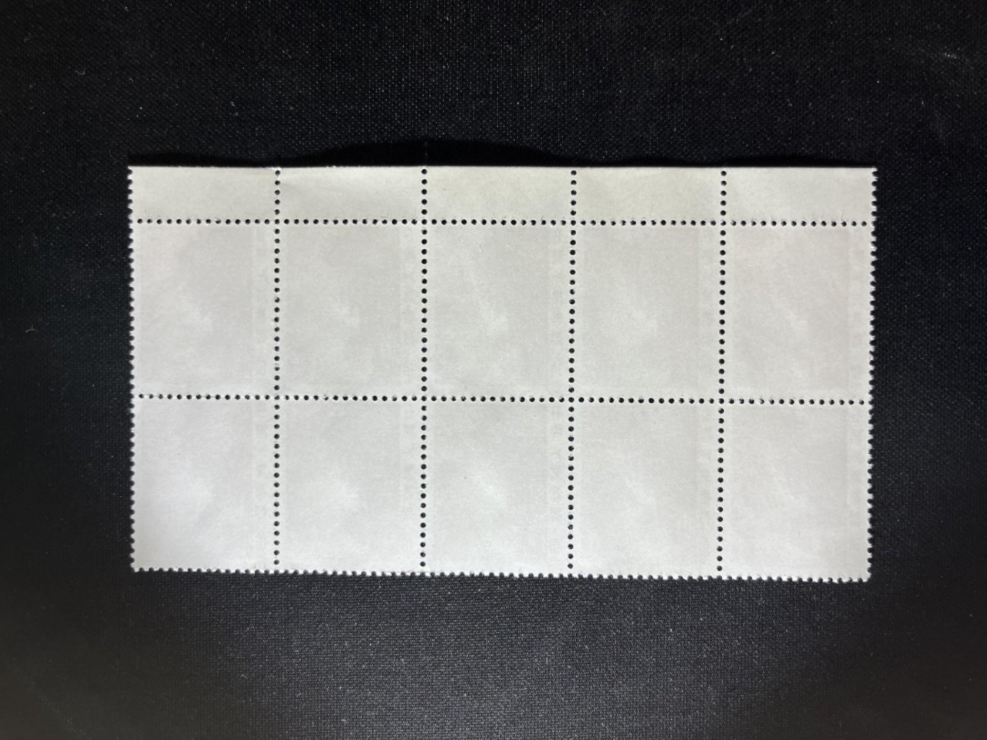 洪涛臻品  精选邮票限时拍卖第十七期 普无号  8分天安门红太阳，10方连左边纸一组，收藏级品相，三俗稀缺，版撕嘎嘎绝，红色图案非常漂亮，正红背白，集邮册中必不可少的一组，版撕精品小票，多多益善，价值洼地，全品可评级，所有拍品包过灯，注意捡漏