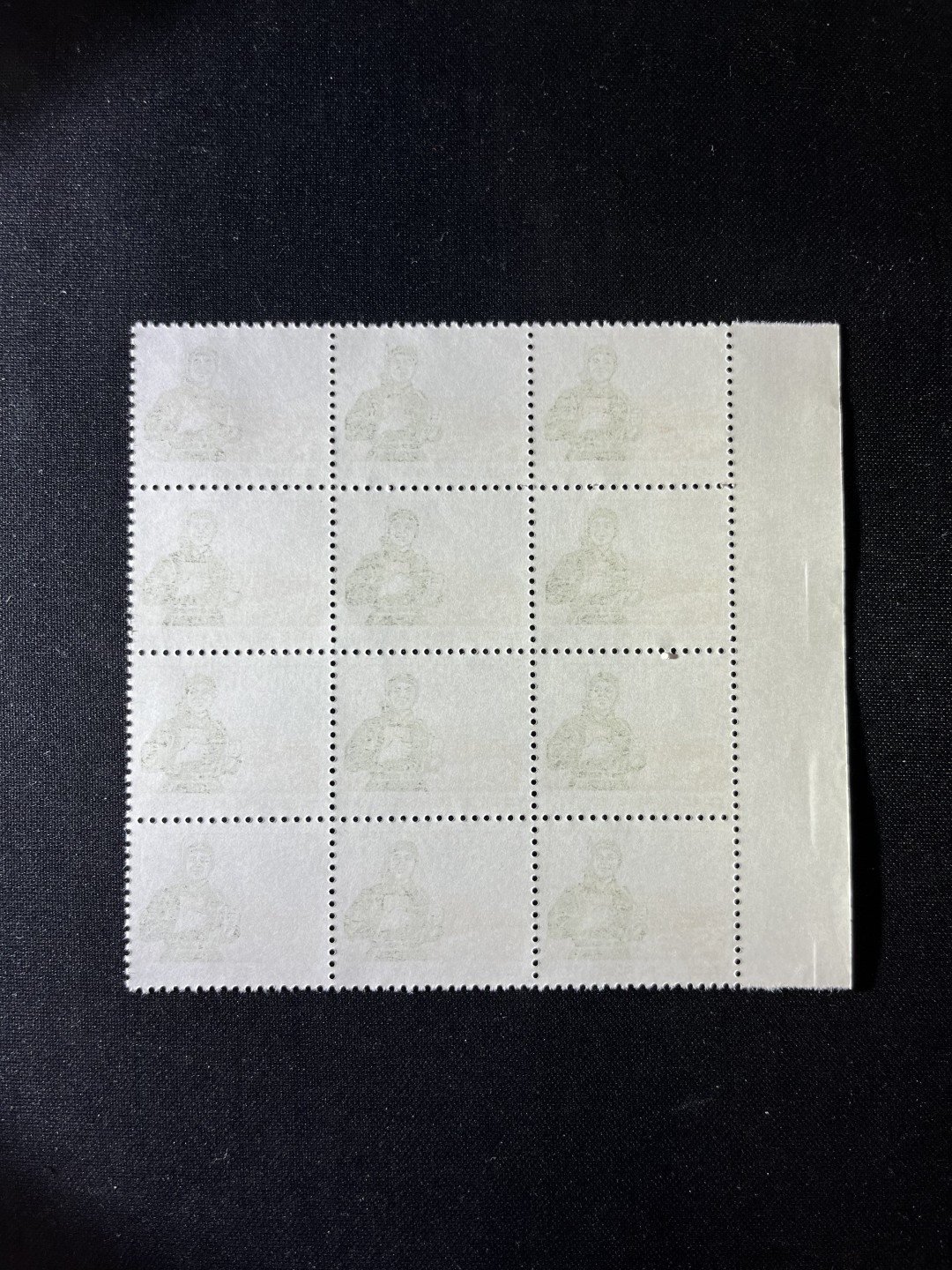 洪涛臻品  精选邮票限时拍卖第十七期 普无号  10分解放军新  左厂名3*4共12方连一组，大票面更漂亮，版撕嘎嘎绝，文革期间发行的唯一一套普票，特点非常鲜明，光芒四射，集邮册中不可缺少的一组，文革票人气足，潜力大，目前处于价值洼地，版撕精品小票多多益善，全品可评级，所有拍品包过灯，注意捡漏