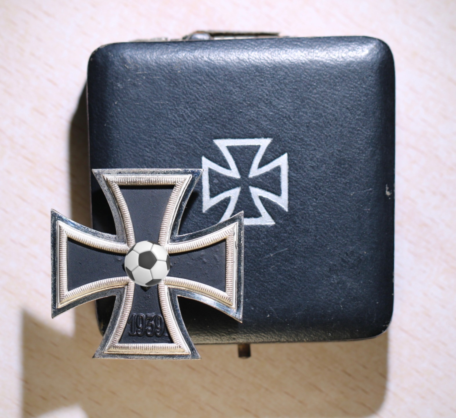 大猫徽章拍卖第201期 勿忘历史 珍爱和平 EK1原盒26厂 绝美品