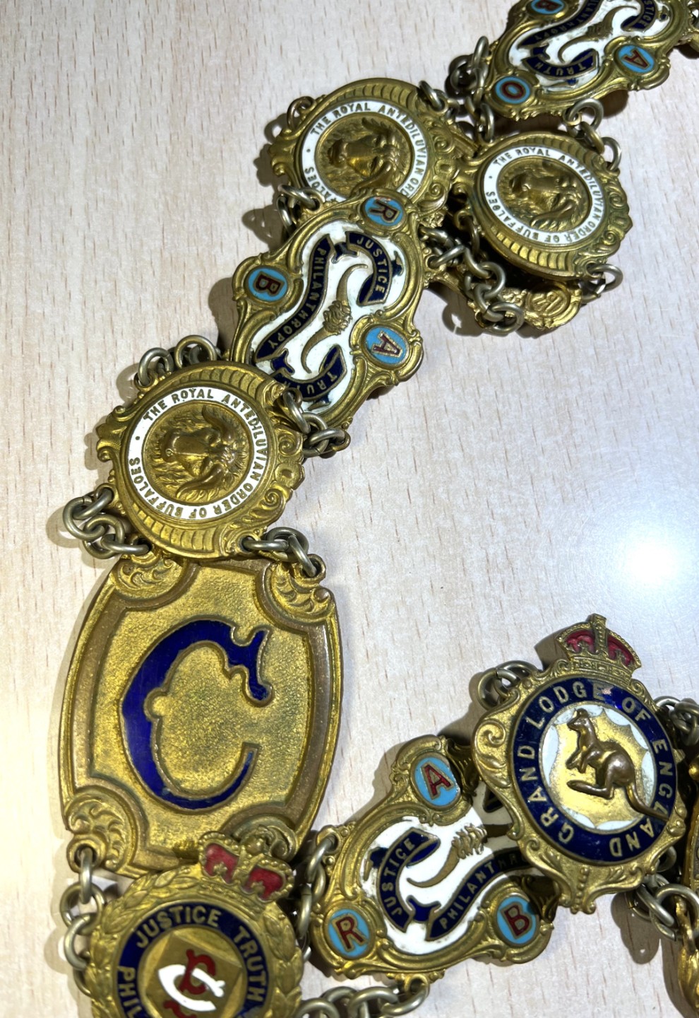 大猫徽章拍卖第201期 共济会大师链，铜鎏金珐琅。联合会议时颁发，Pride of China lodge No.8304是中国分会的代号，铭文说明腰带的前主人是中国的代表