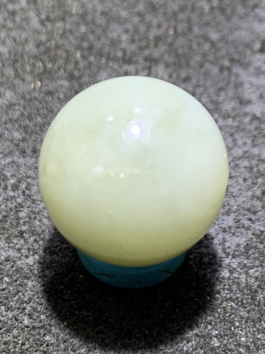 天然青海料和田玉圆珠一颗，