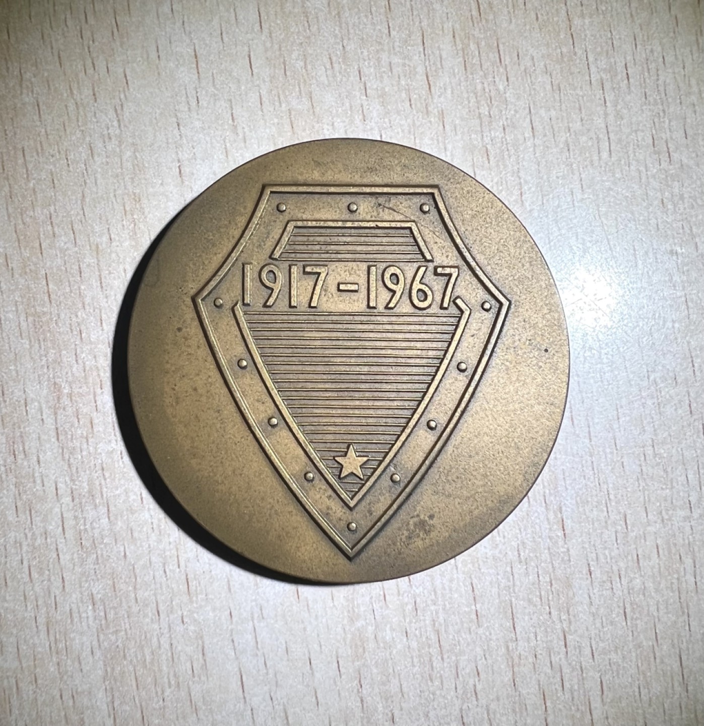 大猫徽章拍卖第201期 苏联克格勃50周年大铜章 该铜章为1967年纪念kgb成立50周年契卡-克格勃而设立的，该铜章生产授予量十分稀少，获得者大多都是苏联国内外知名人士或他国安全局来苏交流人员。