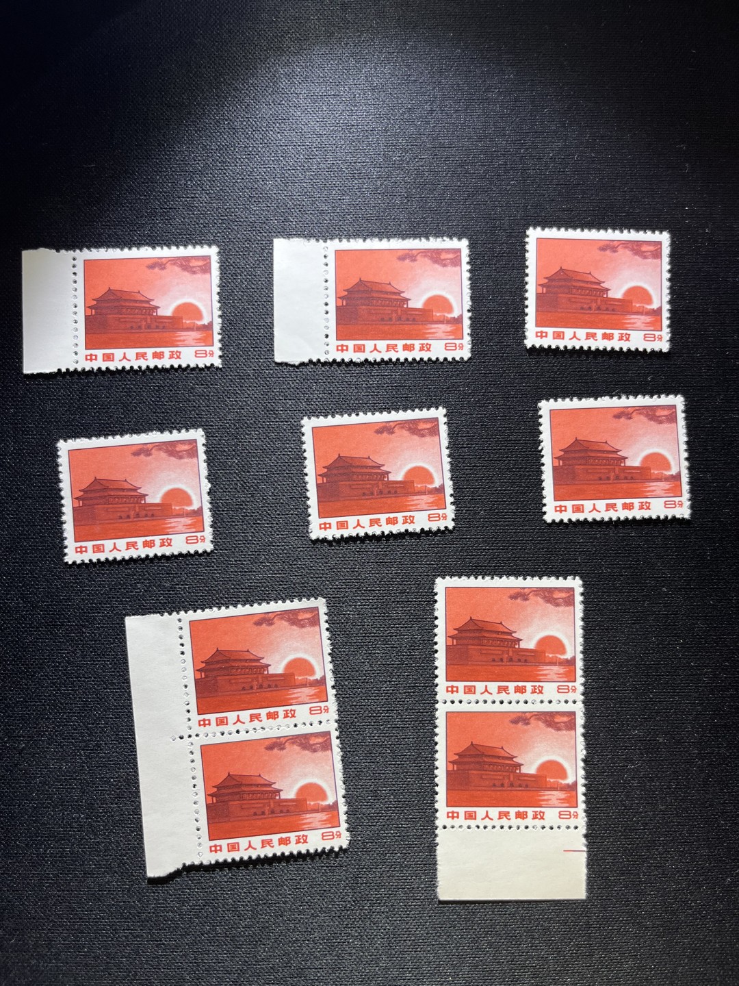 洪涛臻品  精选邮票限时拍卖第十七期 普无号  8分天安门红太阳 10枚一组，版撕嘎嘎绝，文革期间发行的唯一一套普票，非常有特点，集邮册中不可缺少的一组，文革票人气足，潜力大，目前处于价值洼地，版撕全品可直接评级，版撕小票价格便宜，多多益善，注意捡漏