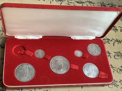 《竞宝斋》第92场-本周日，周一2场连拍（全场不限金额包邮） - 盒装 英国 1887 马剑套币，银币6枚装 缺少一个先令银币 包浆不错 细节优秀 喜欢不要错过