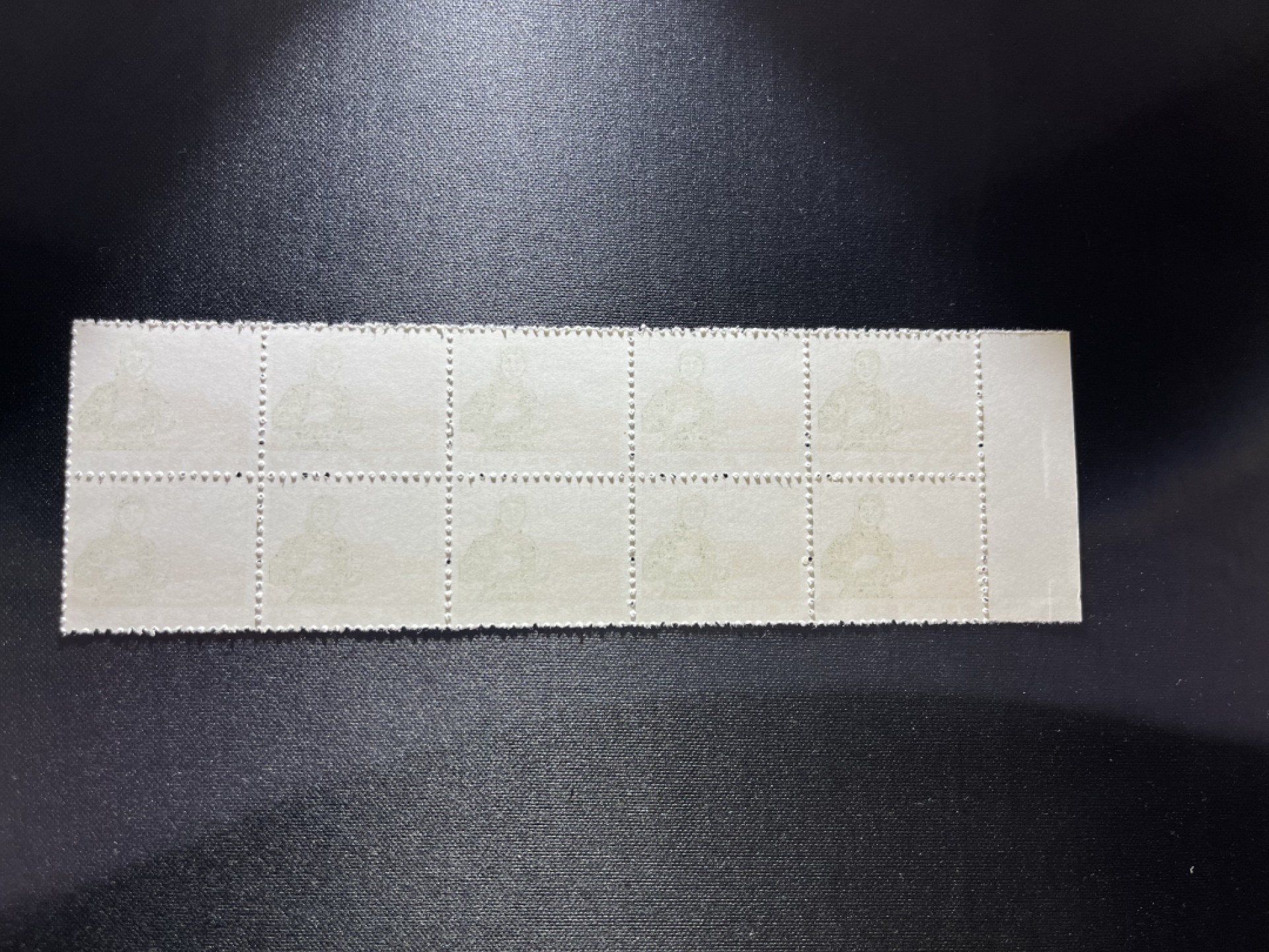 洪涛臻品 精选邮票限时拍卖第十八期 普无号  10分解放军新  左边纸10方连一组，版撕嘎嘎绝，文革期间发行的唯一一套普票，特点非常鲜明，光芒四射，集邮册中不可缺少的一组，文革票人气足，潜力大，目前处于价值洼地，版撕精品小票多多益善，全品可评级，所有拍品包过灯，注意捡漏