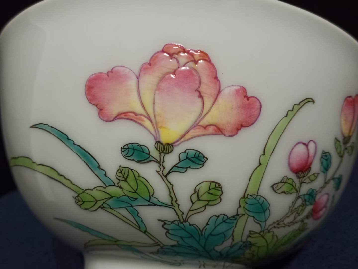 大清雍正粉彩花鸟碗，工艺精美，器型端庄，釉色漂亮，品相如图。