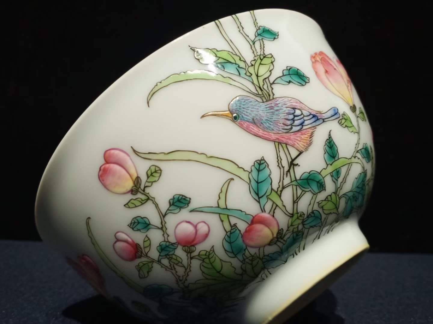 大清雍正粉彩花鸟碗，工艺精美，器型端庄，釉色漂亮，品相如图。