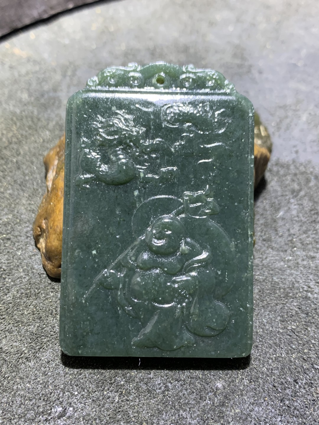 天然新疆和田青玉府上有龙牌子一块，