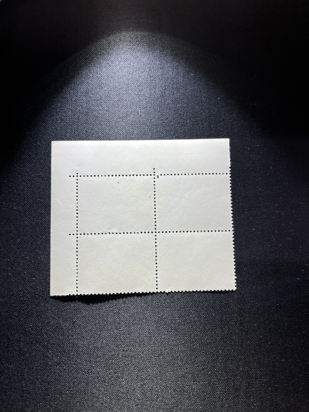 洪涛臻品 精选邮票限时拍卖第十八期 编号N11  22分巴黎公社新，左上角直角边，色标，色线4方连一组，收藏级品相，三俗稀缺，拍照光线不好，无任何发黄，编号精品，普通全品好买，版撕全品不好碰，齿孔新，全品可评级，所有拍品包过灯，注意捡漏