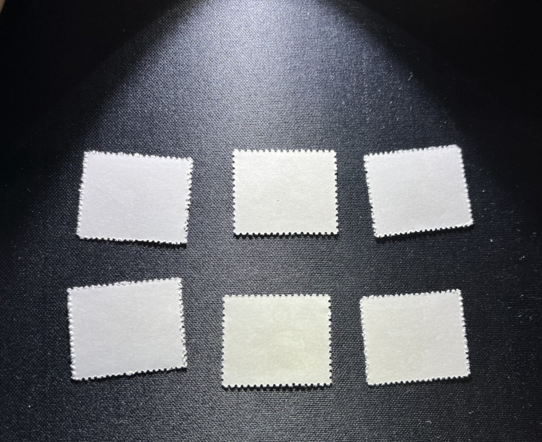 洪涛臻品 精选邮票限时拍卖第十八期 普无号  4分农民新 6枚一组，版撕嘎嘎绝，文革期间发行的唯一一套普票，特点非常鲜明，光芒四射非常漂亮，集邮册中不可缺少的一组，文革票人气足，潜力大，目前处于价值洼地，版撕全品可直接评级，版撕小票价格便宜，多多益善，注意捡漏
