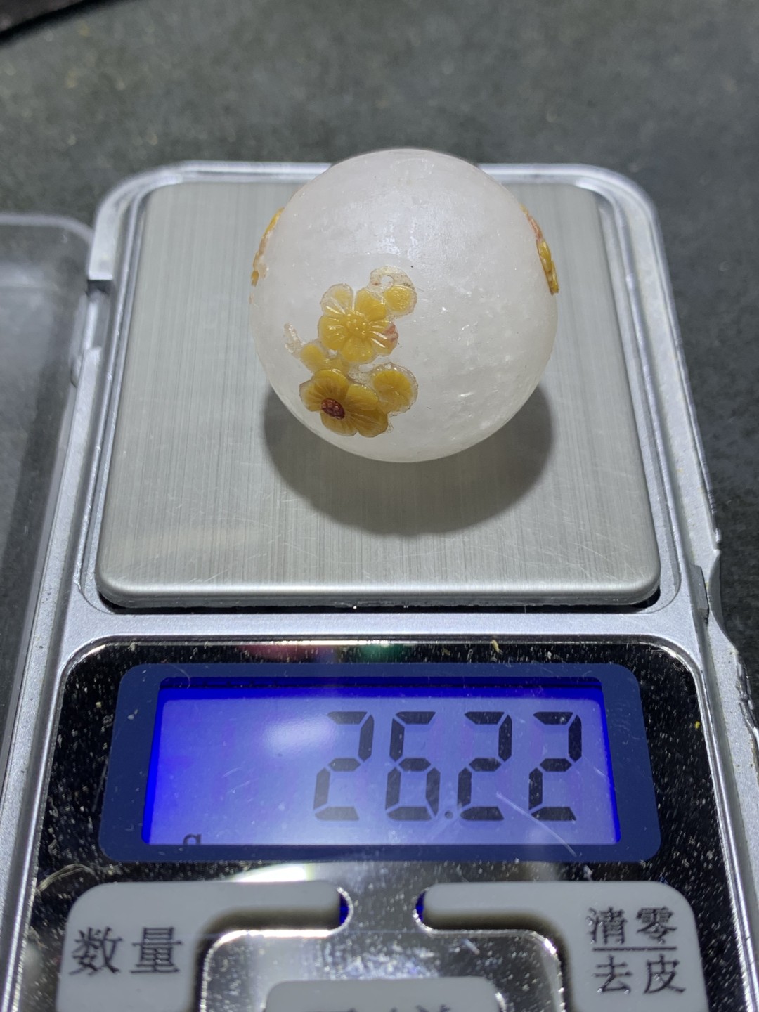 精美冰飘亚光战国红玛瑙巧雕喜上眉梢梅花圆珠一个，