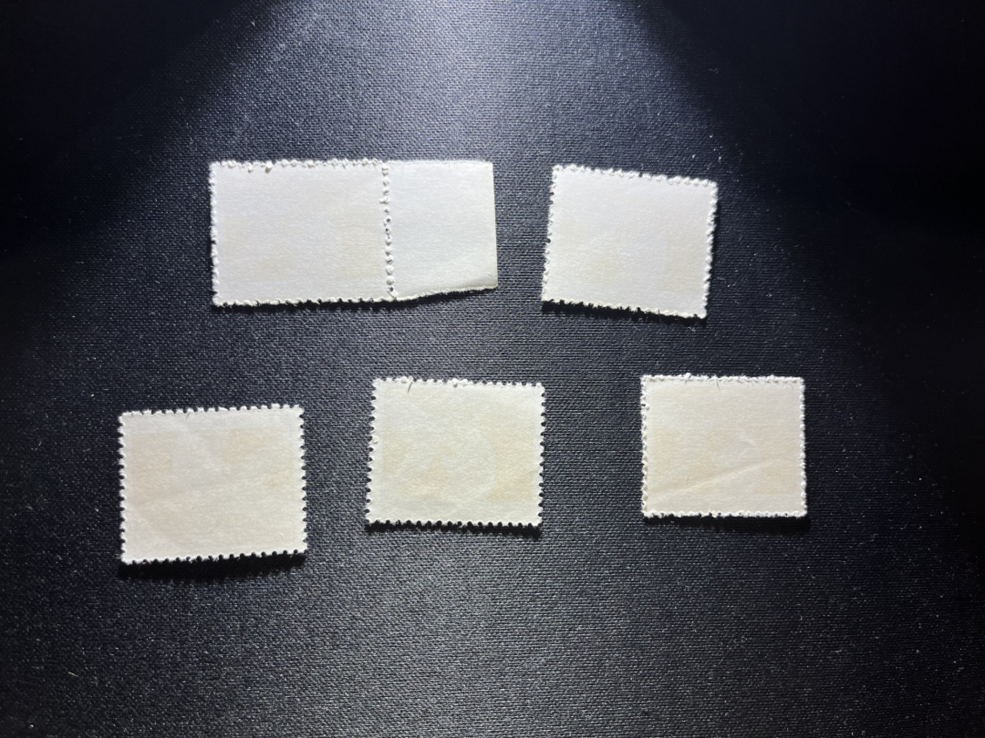 洪涛臻品  精选邮票限时拍卖第十七期 普无号  1元炼钢5枚，次筋票。上面2枚下边齿极轻微发黄，几乎看不出，下面3枚软折，会处理的分分钟搞定，上品，注意捡漏