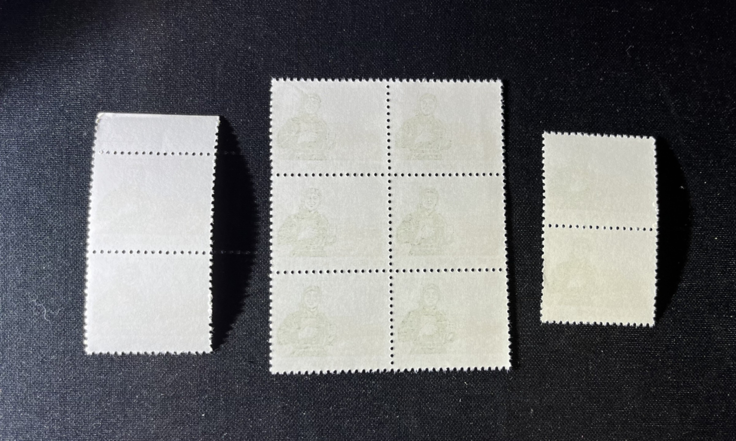 洪涛臻品 精选邮票限时拍卖第十八期 普无号  10分解放军新 6连，2连等共 10枚一组，版撕嘎嘎绝，文革期间发行的唯一一套普票，特点非常鲜明，光芒四射非常漂亮，集邮册中不可缺少的一组，文革票人气足，潜力大，目前处于价值洼地，版撕全品可直接评级，版撕小票价格便宜，多多益善，注意捡漏