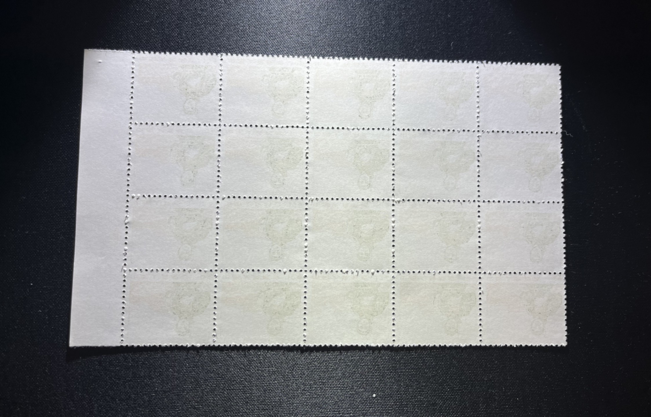 洪涛臻品 精选邮票限时拍卖第十八期 普无号  10分解放军新  左厂名20方连一组，大票面更漂亮，版撕嘎嘎绝，文革期间发行的唯一一套普票，特点非常鲜明，光芒四射，集邮册中不可缺少的一组，文革票人气足，潜力大，目前处于价值洼地，版撕精品小票多多益善，全品可评级，所有拍品包过灯，注意捡漏
