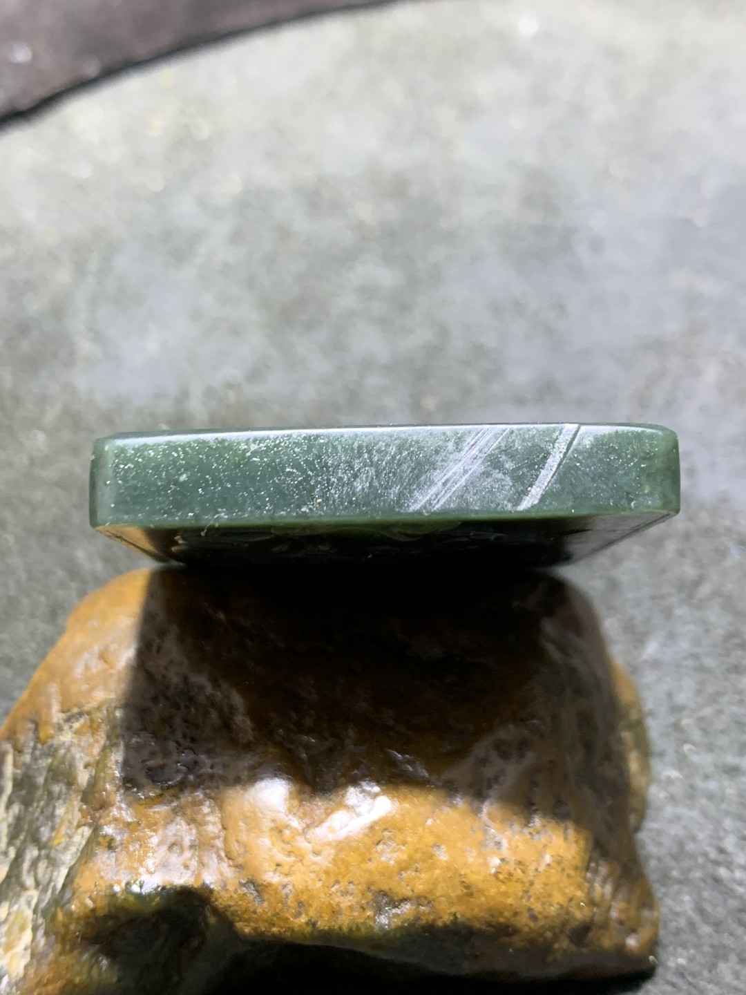 天然新疆和田青玉府上有龙牌子一块，