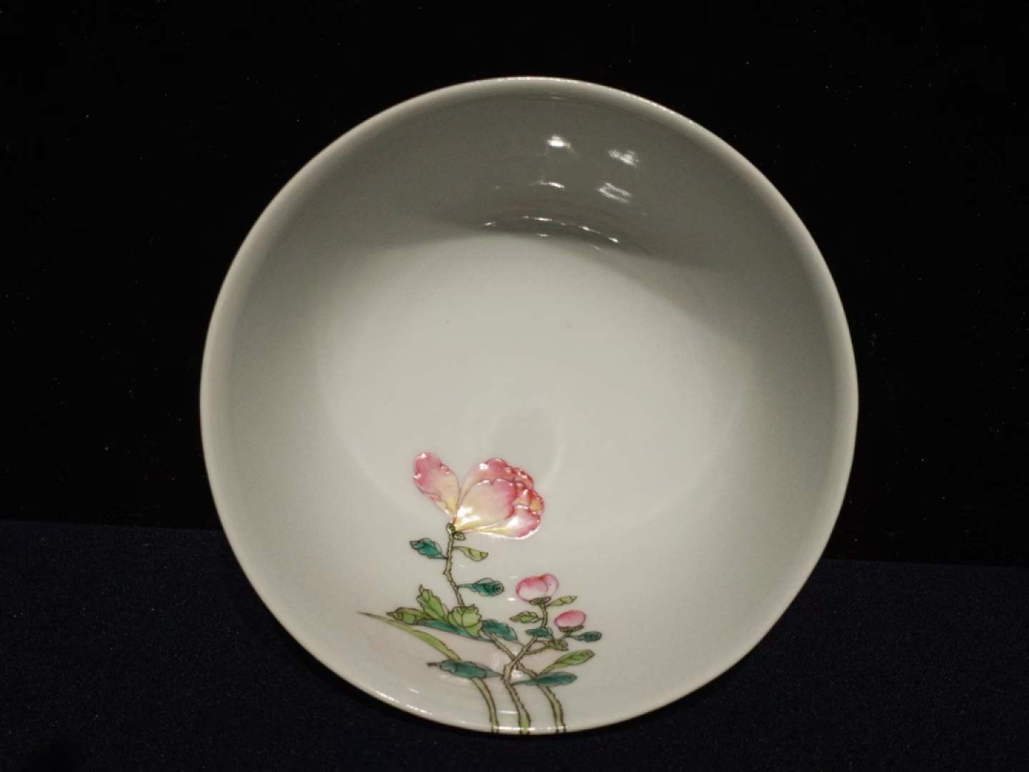 大清雍正粉彩花鸟碗，工艺精美，器型端庄，釉色漂亮，品相如图。