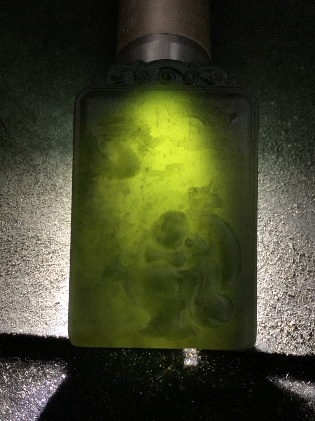 天然新疆和田青玉府上有龙牌子一块，