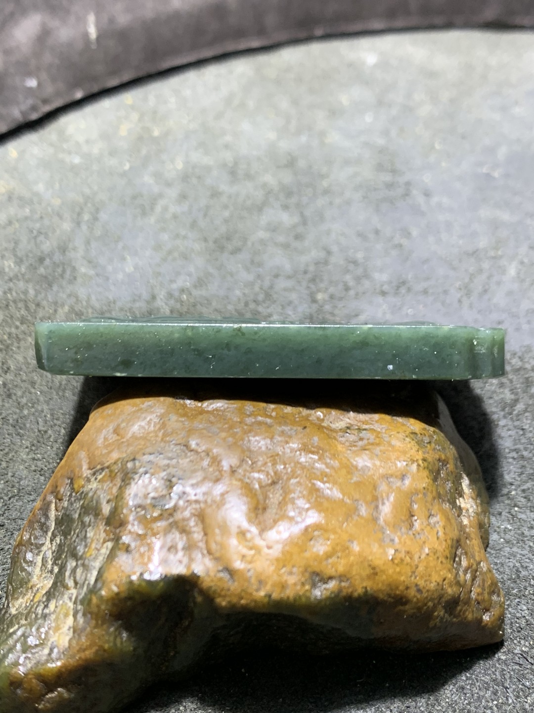 天然新疆和田青玉府上有龙牌子一块，