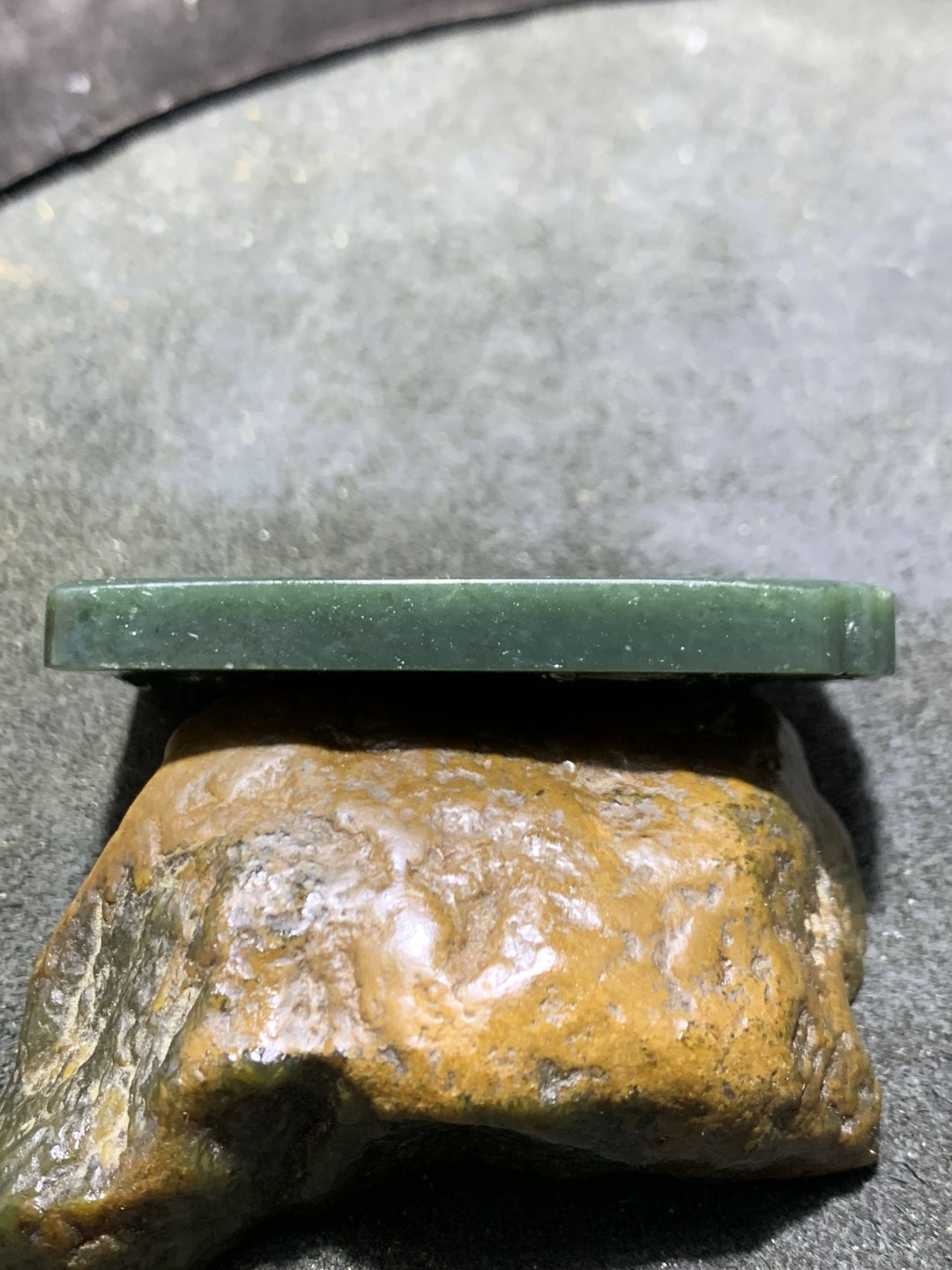 天然新疆和田青玉府上有龙牌子一块，
