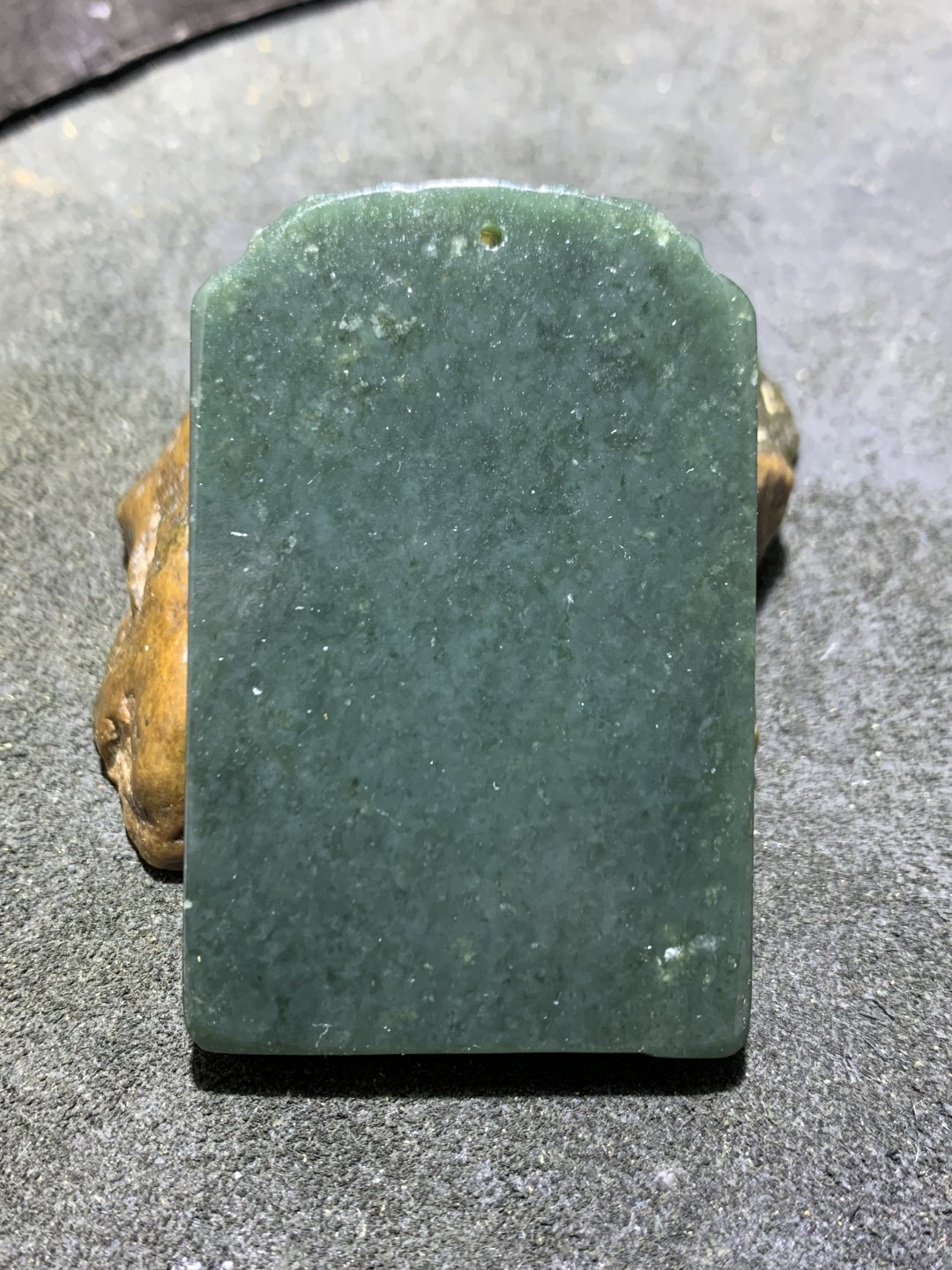 天然新疆和田青玉府上有龙牌子一块，