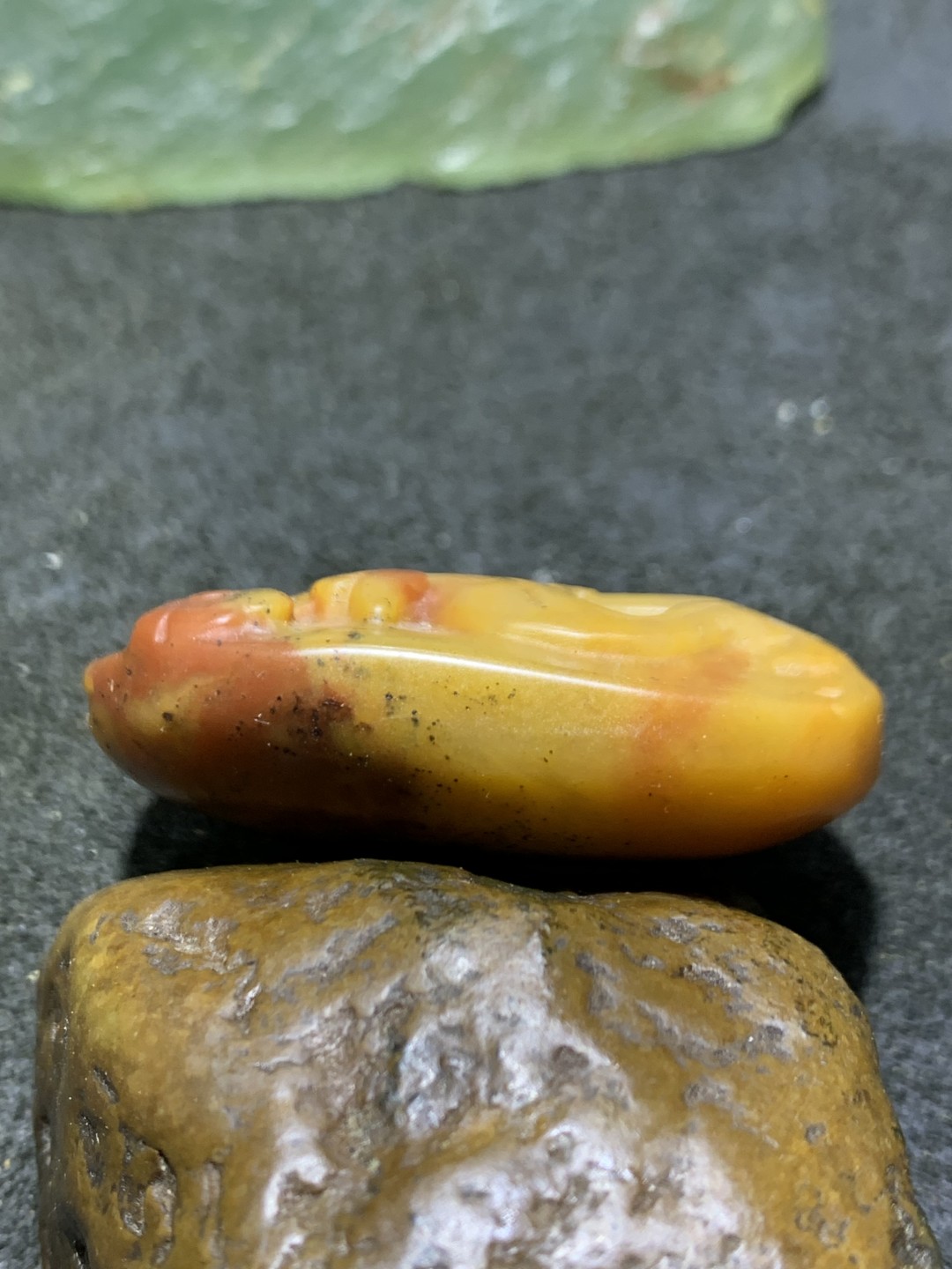 天然新疆三彩玉雕刻喜上眉梢吊坠一个，