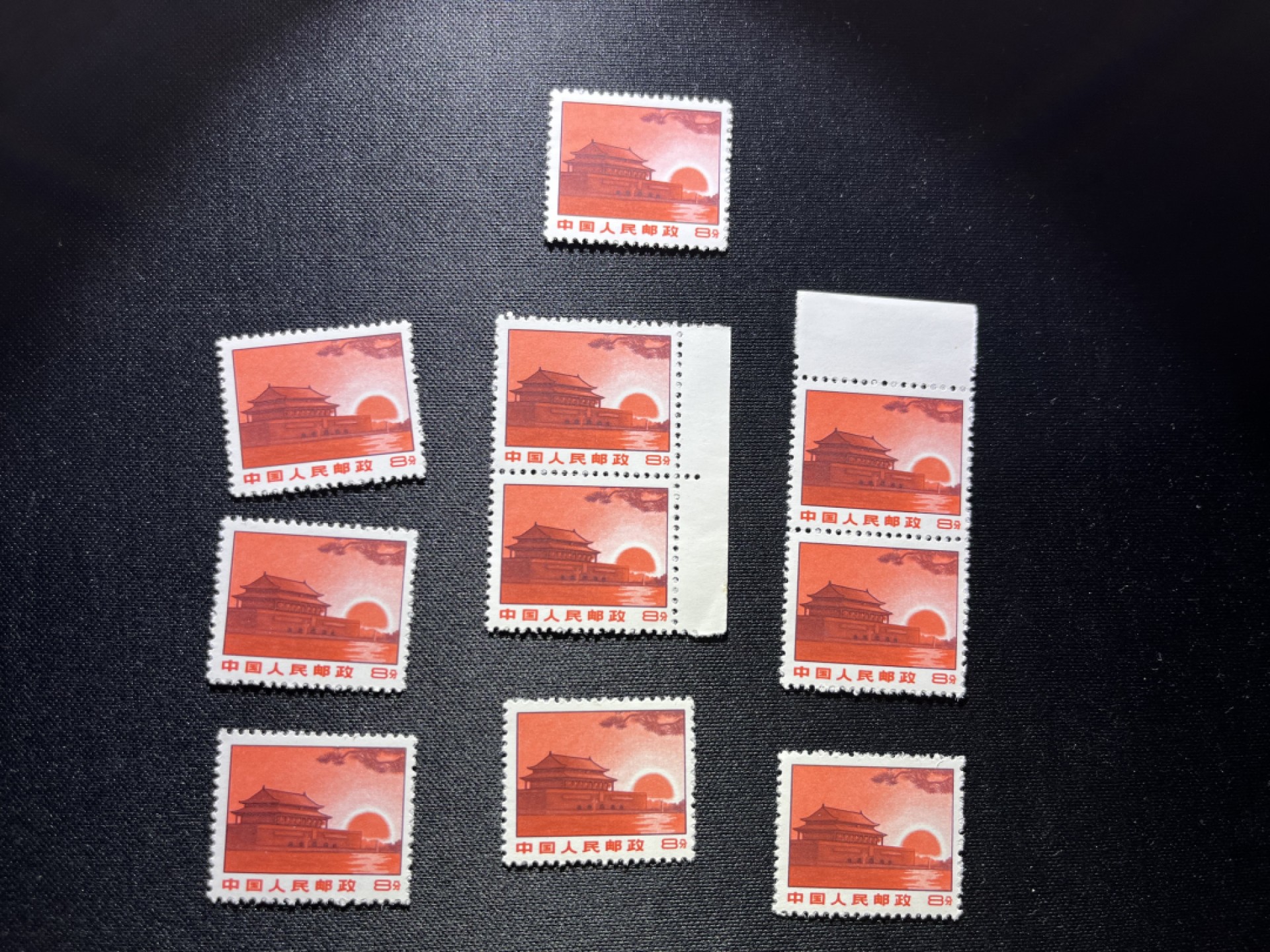 洪涛臻品 精选邮票限时拍卖第十九期 普无号  8分天安门红太阳，10枚一组，收藏级品相一组，版撕嘎嘎绝，红色图案非常漂亮，正红背白，集邮册中必不可少的一组，版撕精品小票，多多益善，价值洼地，全品可评级，所有拍品包过灯，注意捡漏
