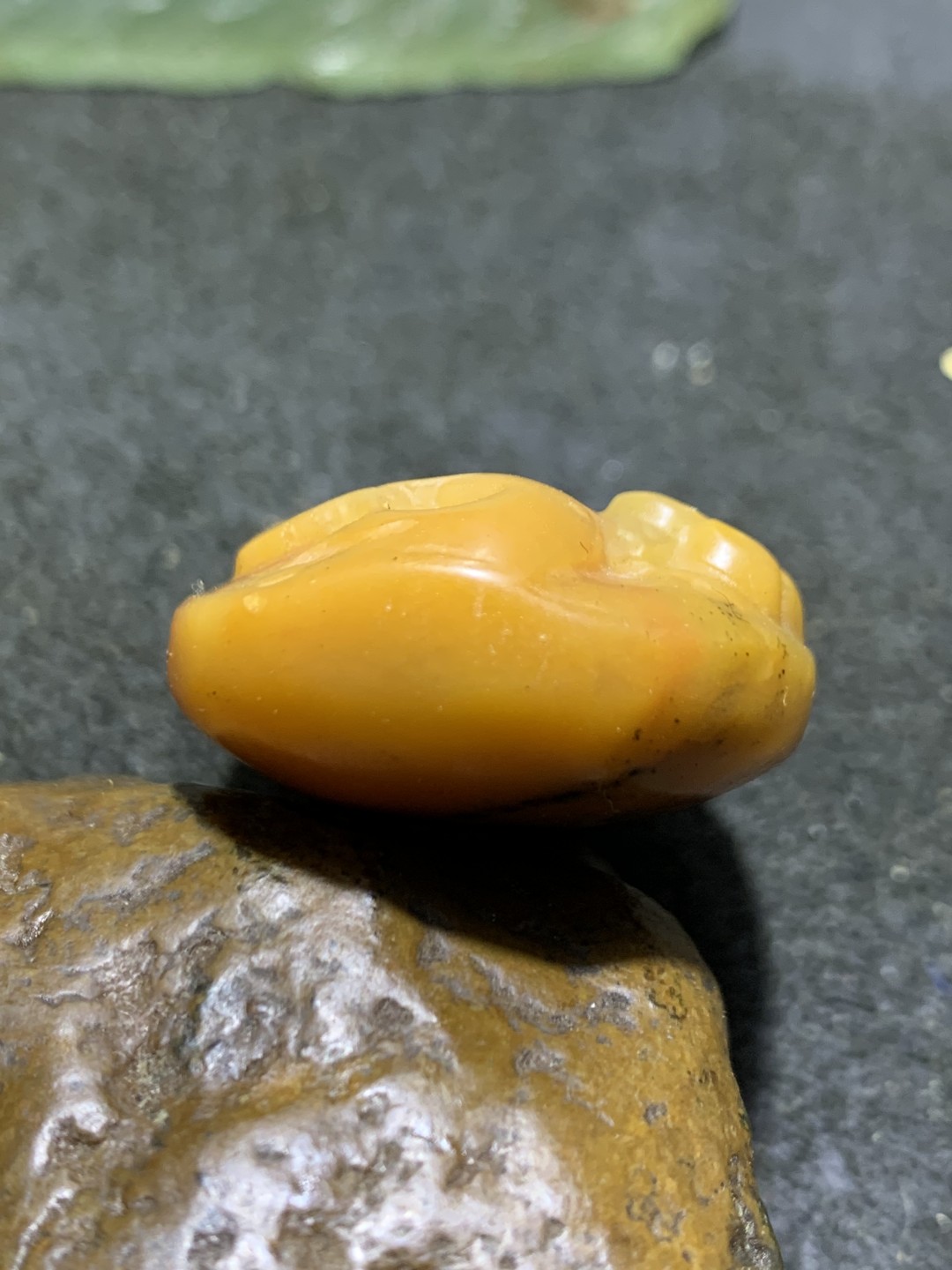 天然新疆三彩玉雕刻喜上眉梢吊坠一个，