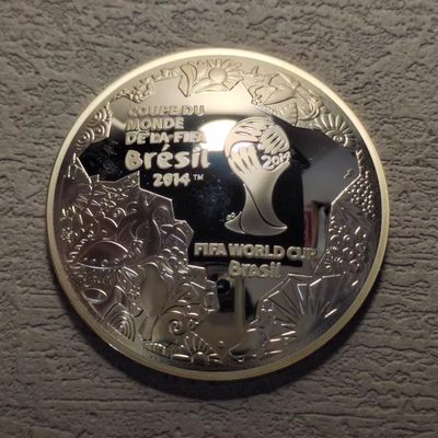 0起1加-纯粹捡漏拍-114场套币银币场 - 【少见】法国2014年10欧元巴西世界杯弧形精制纪念银币-原盒带证书