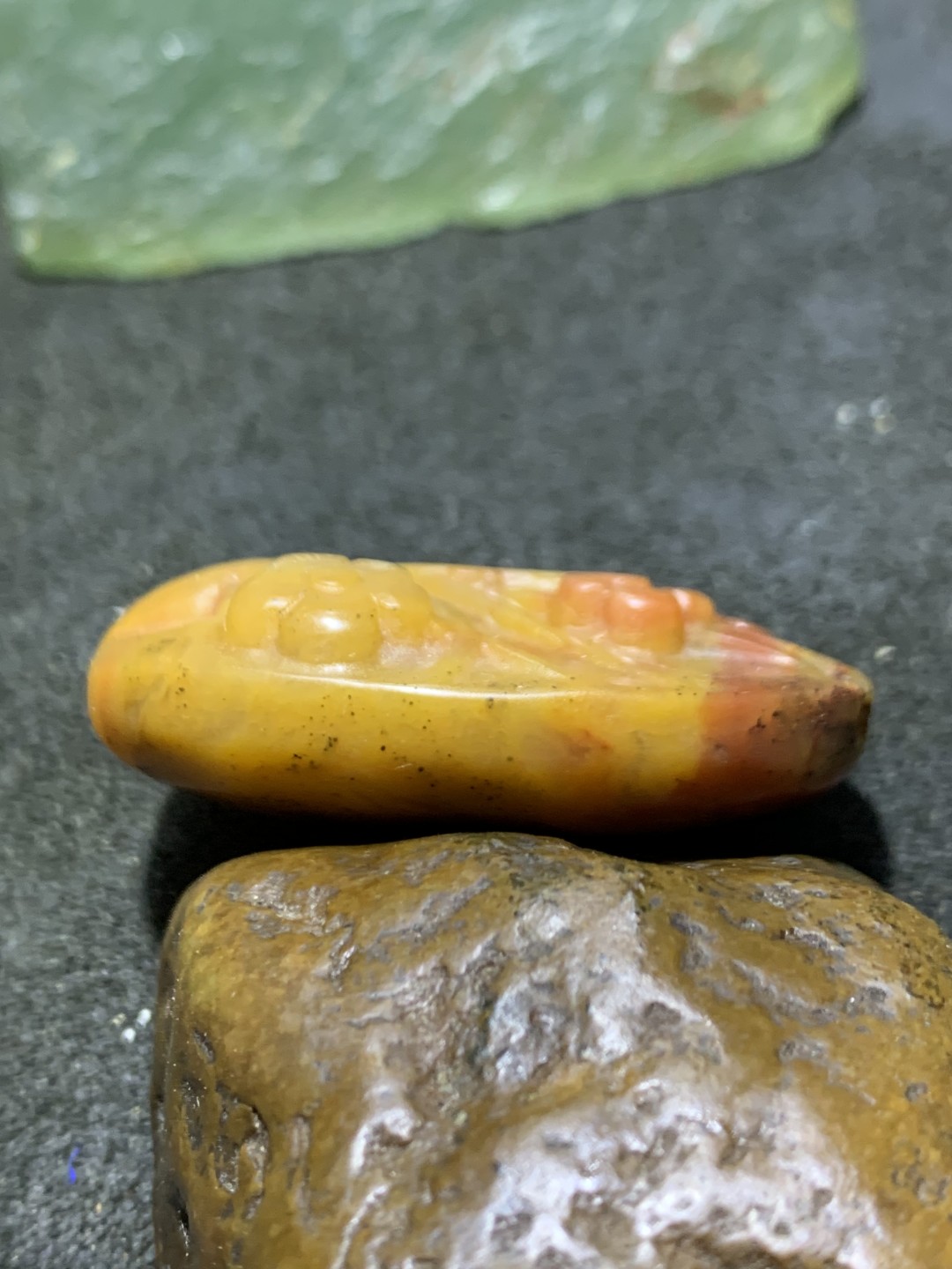 天然新疆三彩玉雕刻喜上眉梢吊坠一个，