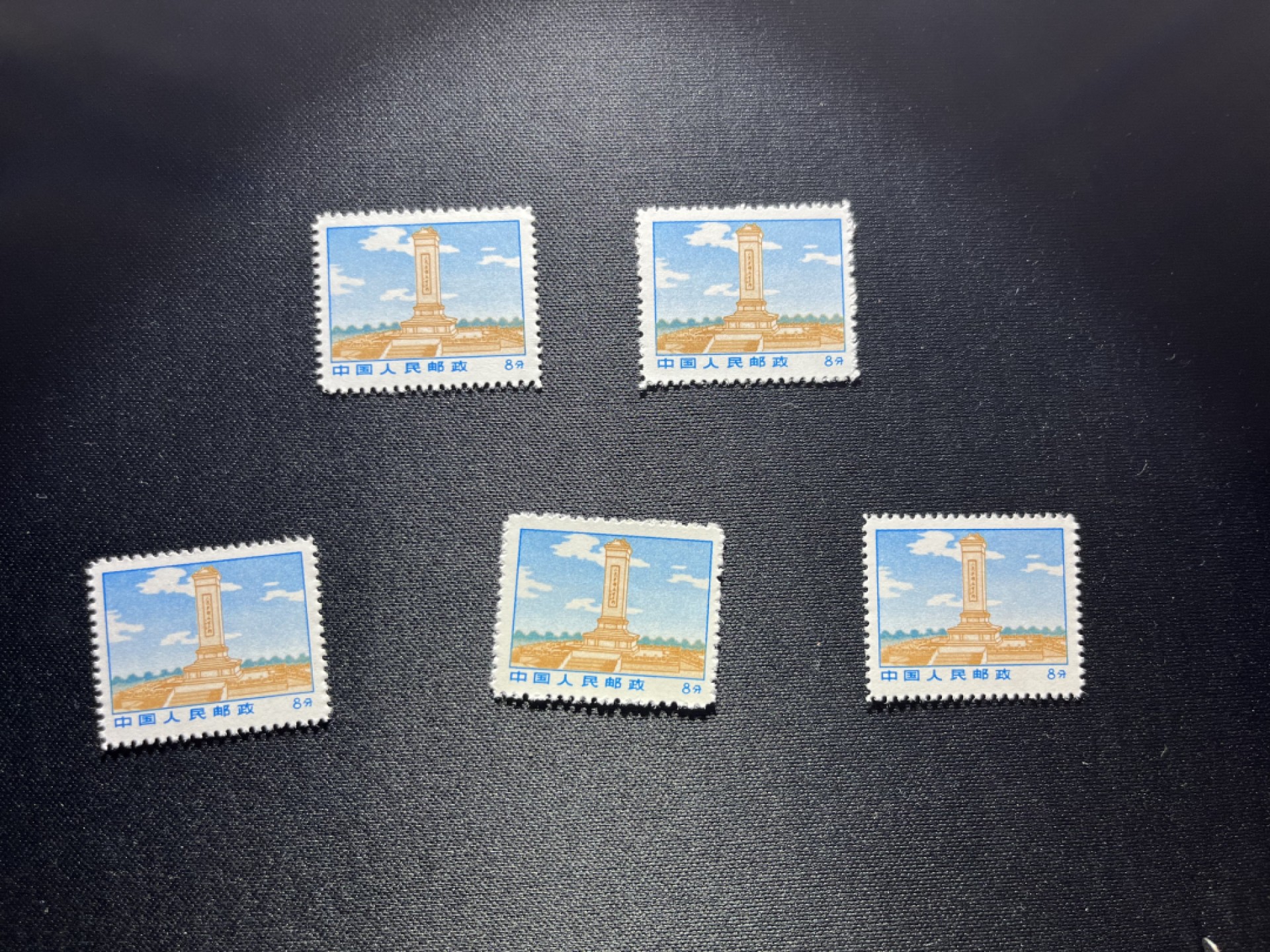 洪涛臻品 精选邮票限时拍卖第十九期 普无号  8分天安门新，5枚一组，版撕嘎嘎绝，文革期间发行的唯一一套普票，非常有特点，集邮册中不可缺少的一组，文革票人气足，潜力大，目前处于价值洼地，版撕全品可直接评级，版撕小票价格便宜，多多益善，注意捡漏