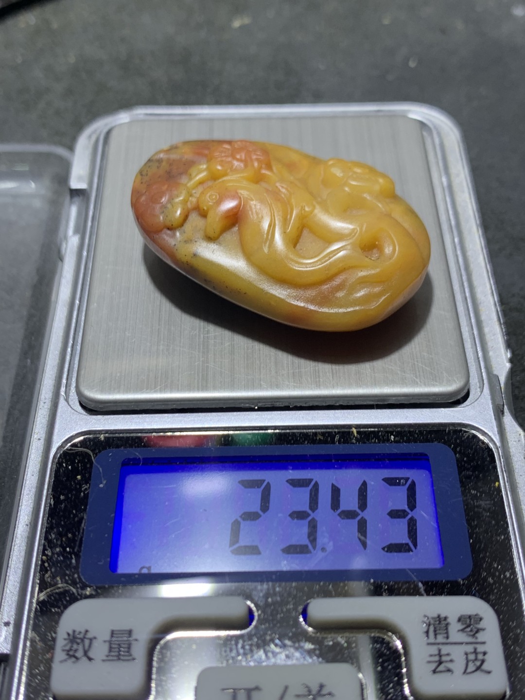 天然新疆三彩玉雕刻喜上眉梢吊坠一个，
