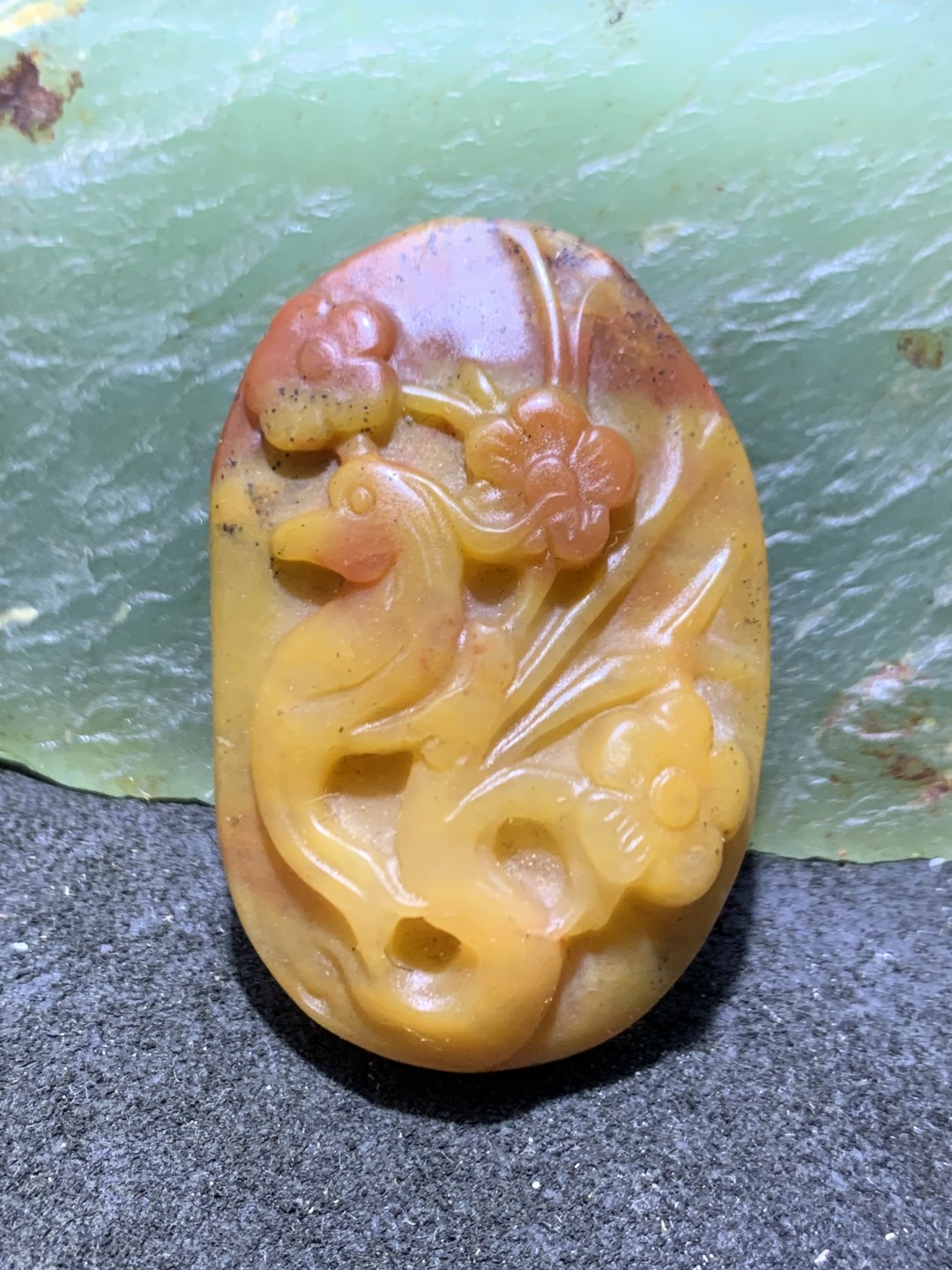 天然新疆三彩玉雕刻喜上眉梢吊坠一个，
