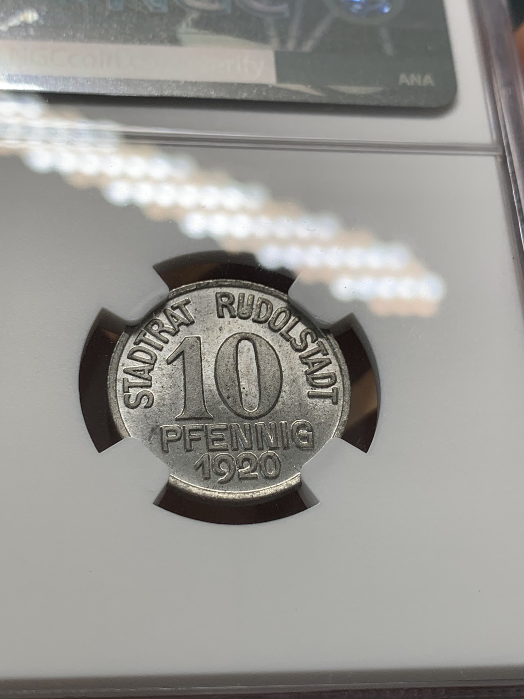 《竞宝斋》第93场-本周日，周一2场连拍（全场不限金额包邮） 唯一冠军分 NGC-MS65 德国紧急时期1920鲁道尔施塔特10芬尼 夏洛特·冯·席勒夫人 细节完美 银光闪闪 盒子顶部边缘小缺