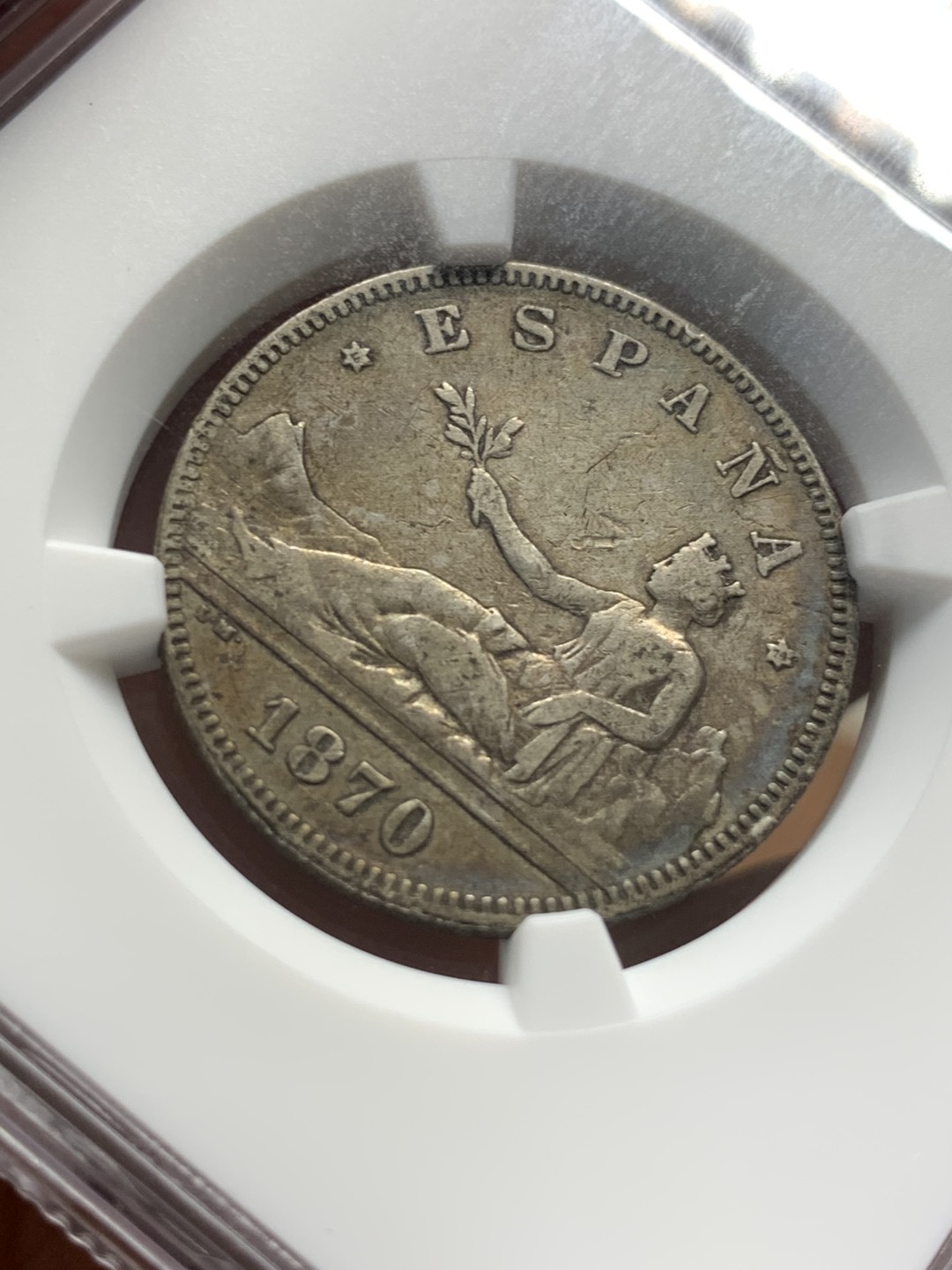 《竞宝斋》第93场-本周日，周一2场连拍（全场不限金额包邮） NGC-XF40 西班牙 1870年 坐人拿花 2比塞塔 银币 老包浆  出分数量稀少