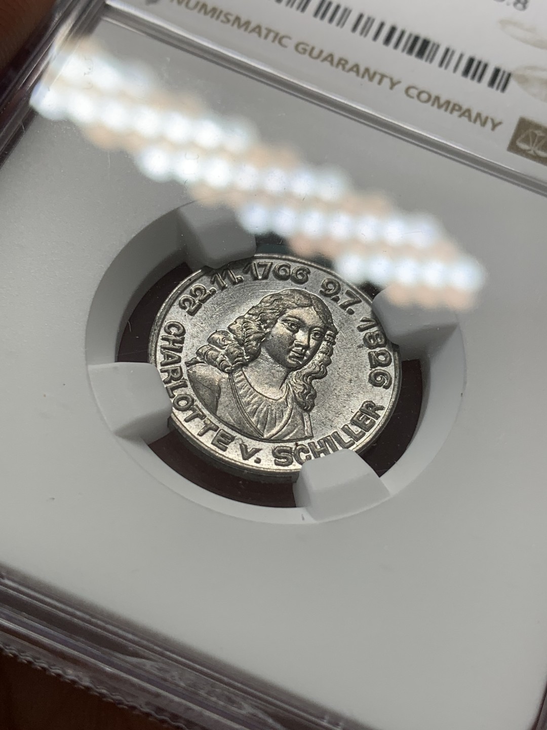 《竞宝斋》第93场-本周日，周一2场连拍（全场不限金额包邮） 唯一冠军分 NGC-MS65 德国紧急时期1920鲁道尔施塔特10芬尼 夏洛特·冯·席勒夫人 细节完美 银光闪闪 盒子顶部边缘小缺