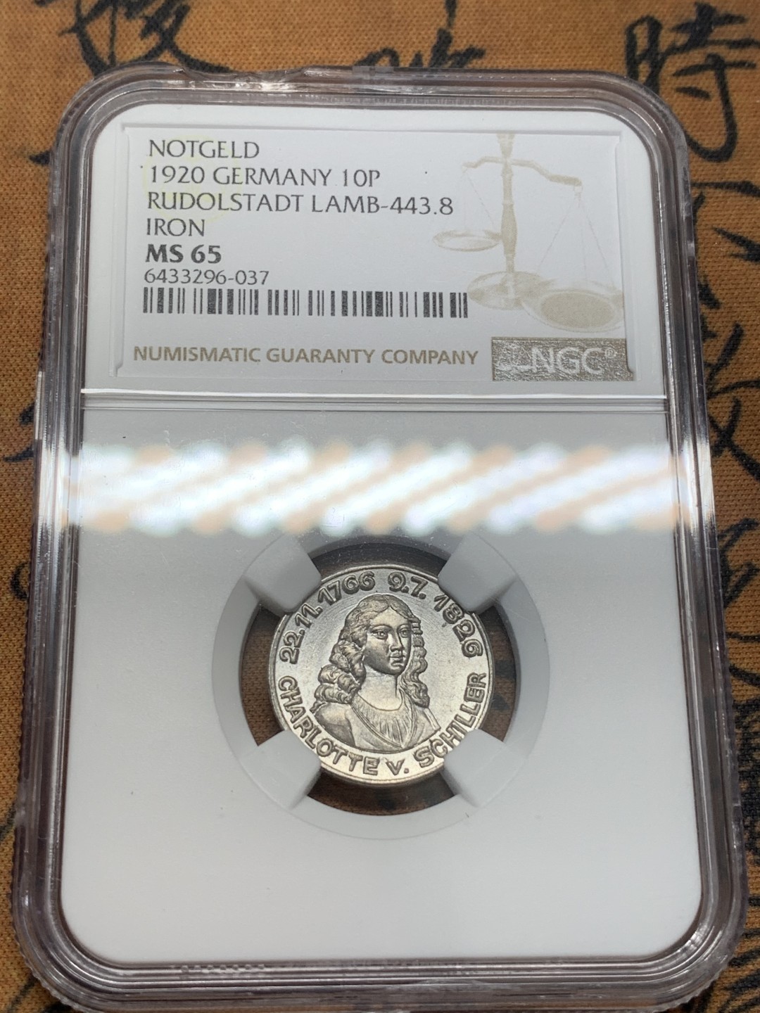 《竞宝斋》第93场-本周日，周一2场连拍（全场不限金额包邮） 唯一冠军分 NGC-MS65 德国紧急时期1920鲁道尔施塔特10芬尼 夏洛特·冯·席勒夫人 细节完美 银光闪闪 盒子顶部边缘小缺