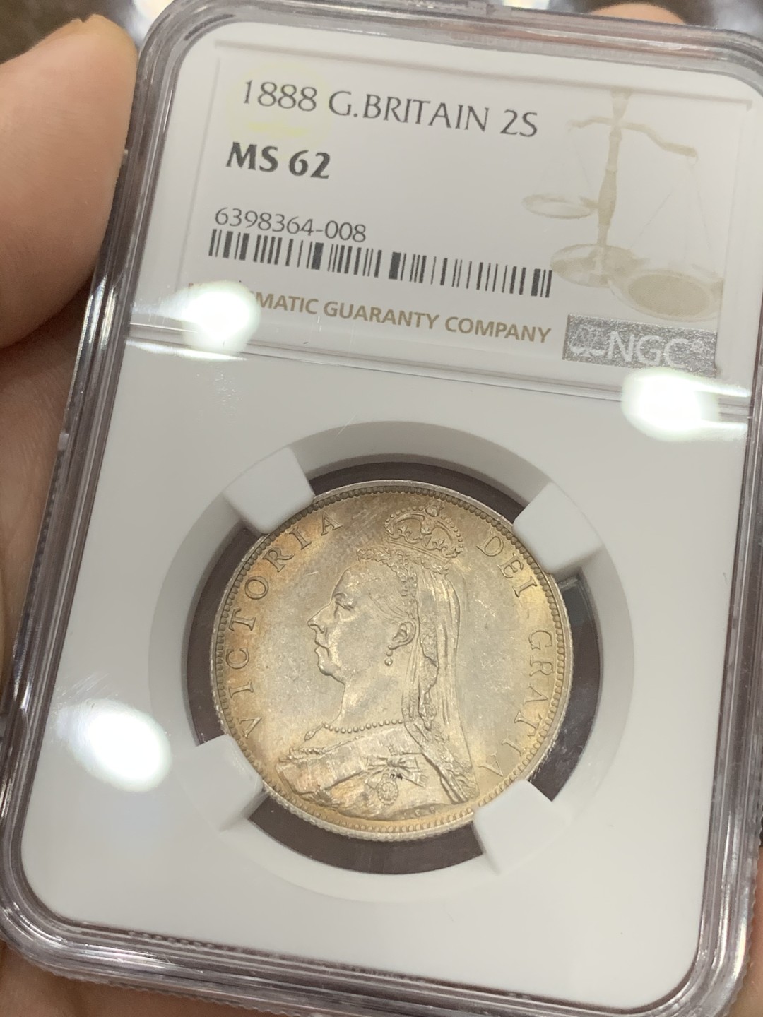 《竞宝斋》第93场-本周日，周一2场连拍（全场不限金额包邮） NGC-MS62 英国1888年高冠弗洛林 少见年份 光度一流带淡彩 背面镜面感强 打制锐利 狮子脸都很清楚