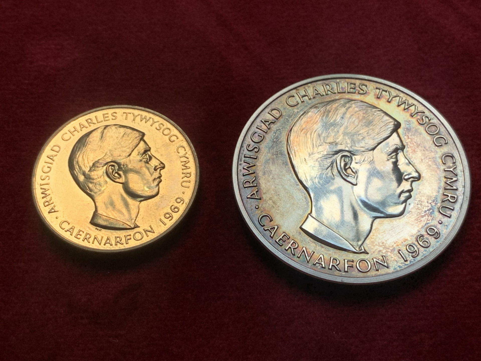 《竞宝斋》第93场-本周日，周一2场连拍（全场不限金额包邮） 1969年 英国 查尔斯王子 威尔士龙铜章 银章一对，皇家造币厂官方出品，银章重70克直径45毫米，非常压手，含银量925。铜章32毫米。查尔斯的币章不常见，现在是入场的最佳时机！