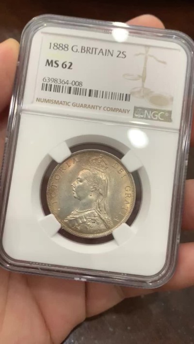 《竞宝斋》第93场-本周日，周一2场连拍（全场不限金额包邮） NGC-MS62 英国1888年高冠弗洛林 少见年份 光度一流带淡彩 背面镜面感强 打制锐利 狮子脸都很清楚